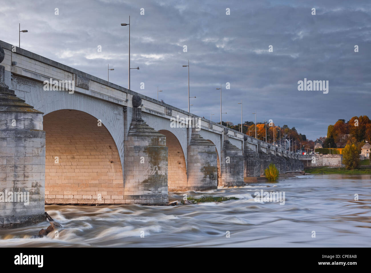 Der Fluss Loire und Le Pont Wilson, Tours, Frankreich, Europa Stockfoto