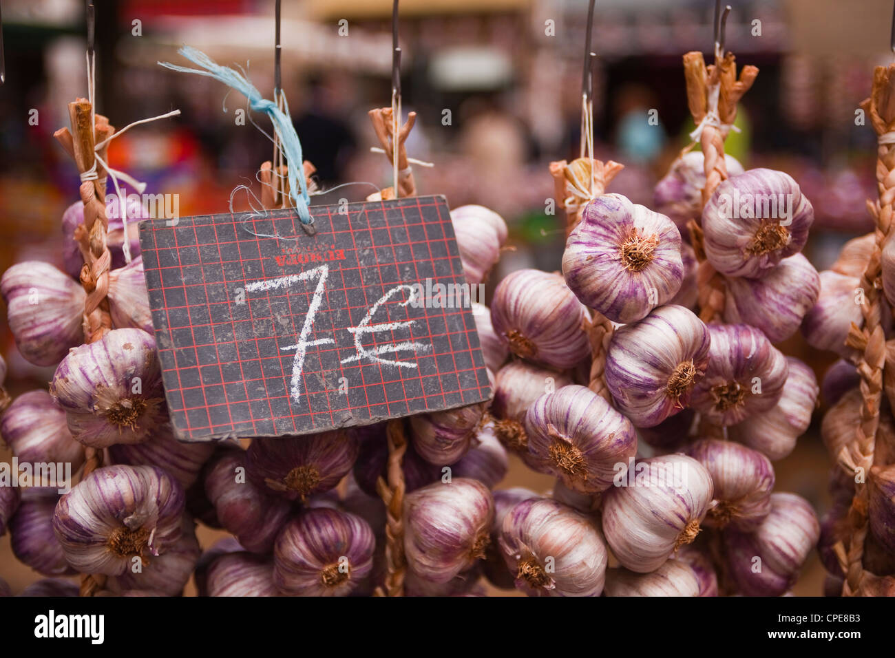 Knoblauch zum Verkauf auf einem Markt in Tours, Indre-et-Loire, Centre, Frankreich Stockfoto