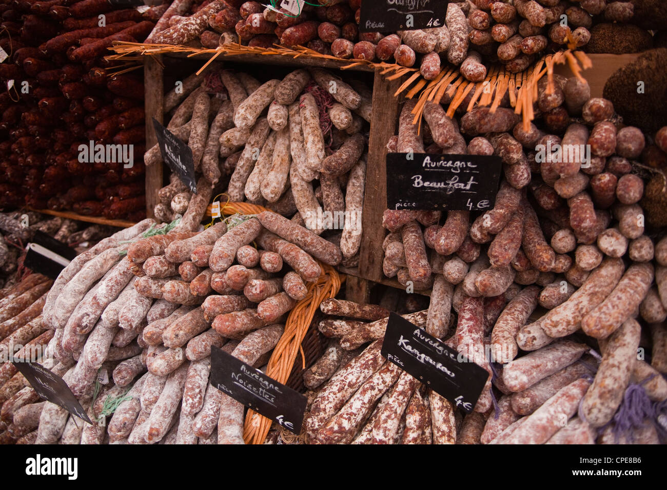 Würstchen und Saucisson zum Verkauf auf Markt in Tours, Indre-et-Loire, Centre, Frankreich Stockfoto