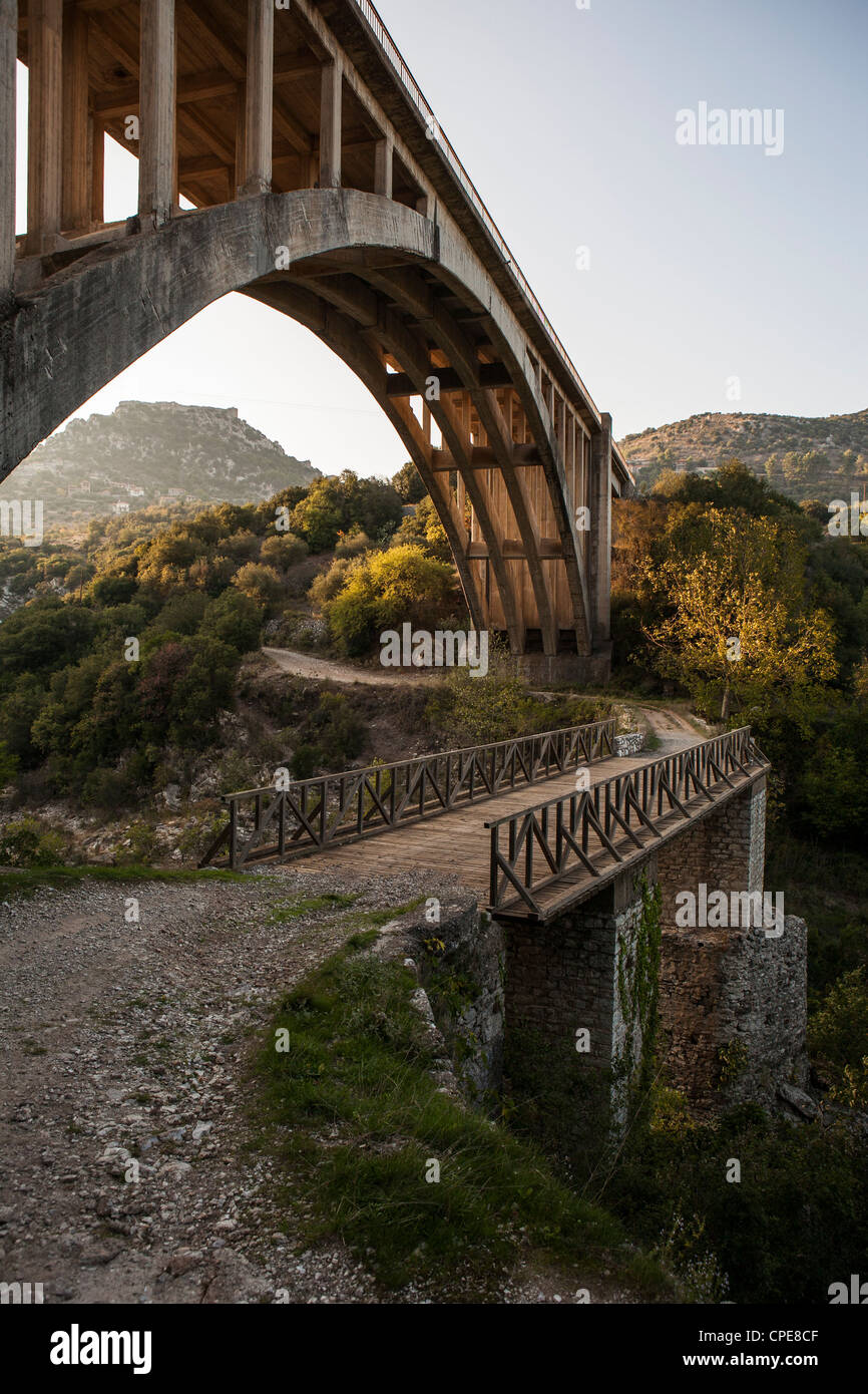 Brücke über den Fluss Alpheus, Karitena, Arkadia, Griechenland, Europa Stockfoto