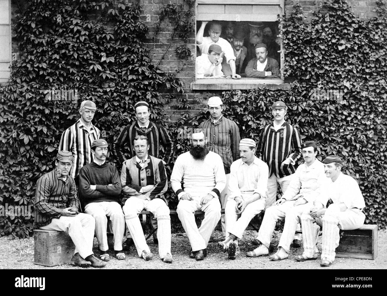 WILLIAM "W.g." GRACE (1848-1915) englischer Amateur Cricketspieler sitzen Zentrum mit dem englischen Cricket-Team gegen Australien im Jahre 1878 Stockfoto