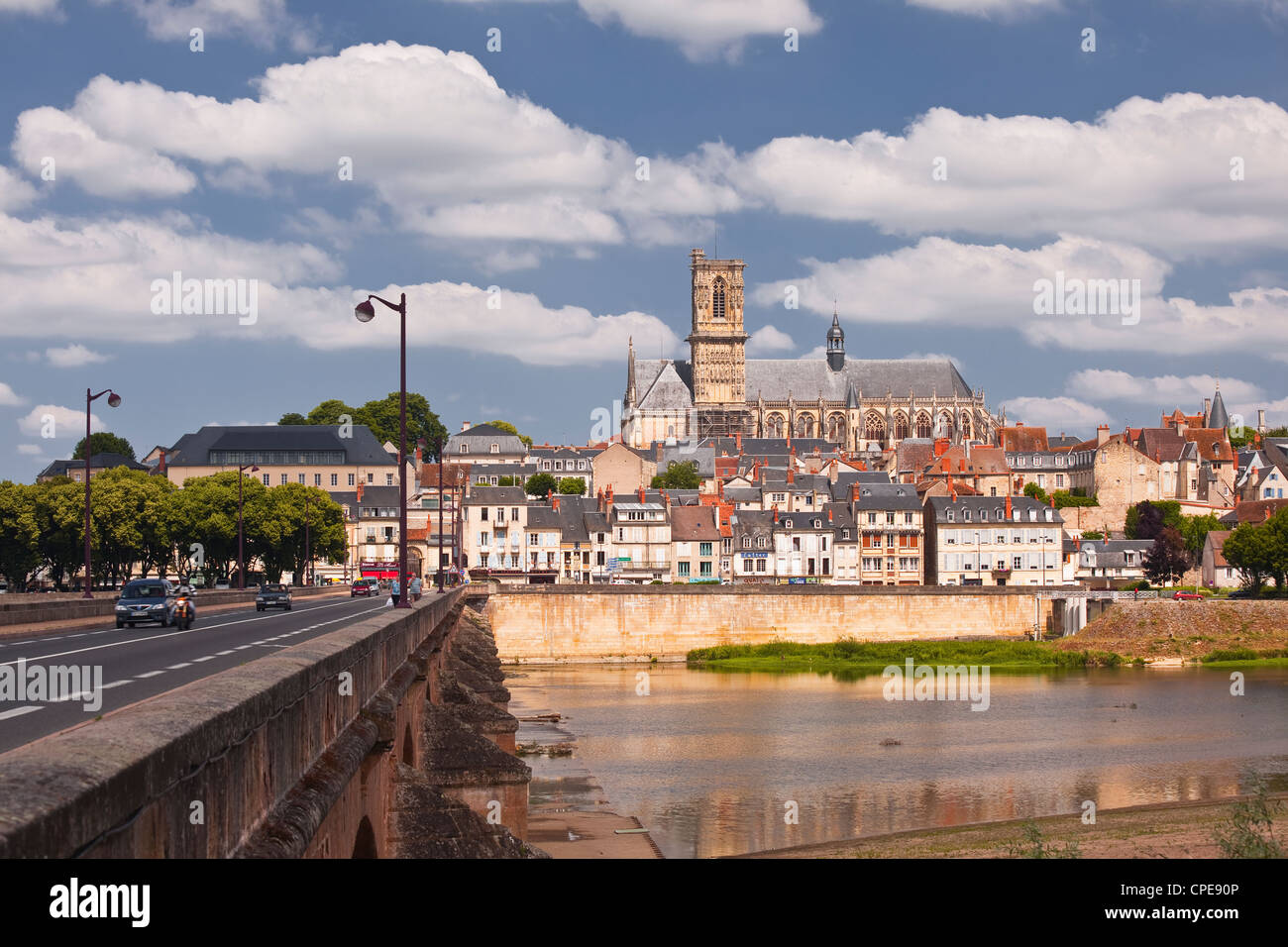 Die Kathedrale von Saint-Cyr-et-Sainte-Julitte de Nevers über den Fluss Loire, Nevers, Burgund, Frankreich, Europa Stockfoto