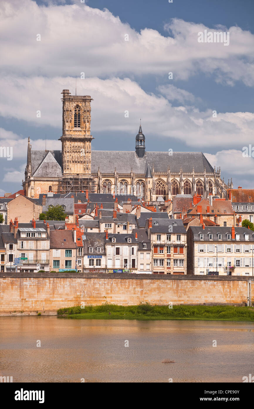 Saint-Cyr-et-Sainte-Julitte de Nevers Kathedrale über den Fluss Loire, Nevers, Burgund, Frankreich, Europa Stockfoto