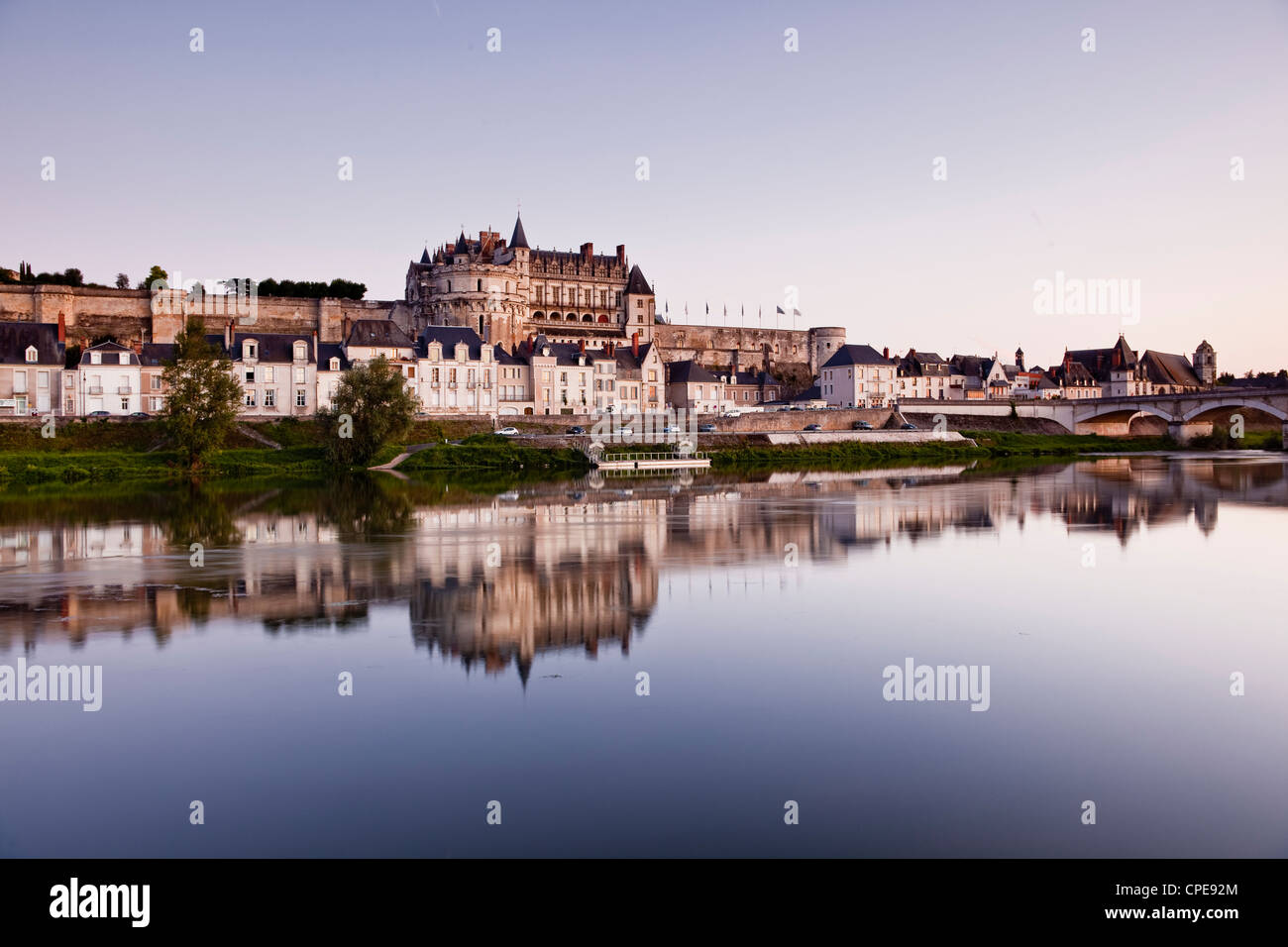 Auf der Suche nach dem Fluss Loire auf die Stadt und das Schloss von Amboise, Amboise, Indre-et-Loire, Loire-Tal, Centre, Frankreich Stockfoto