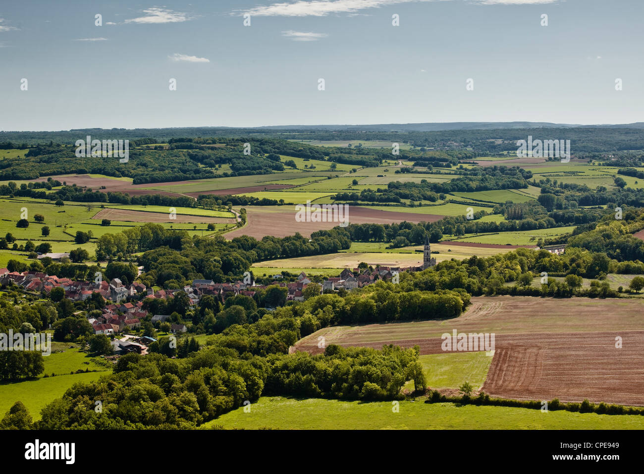 Blick über die Landschaft von Burgund und dem Dorf Saint Pere von Vezelay, Burgund, Frankreich, Europa Stockfoto