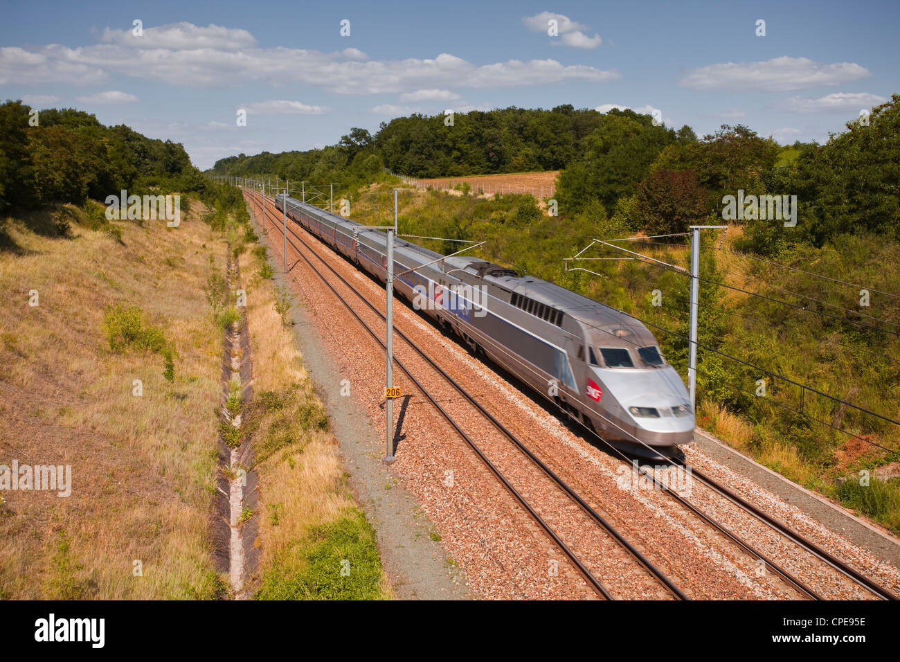 Ein TGV-Bahnhofs Geschwindigkeiten durch die französische Landschaft in der Nähe von Tours, Indre-et-Loire, Centre, Frankreich Stockfoto