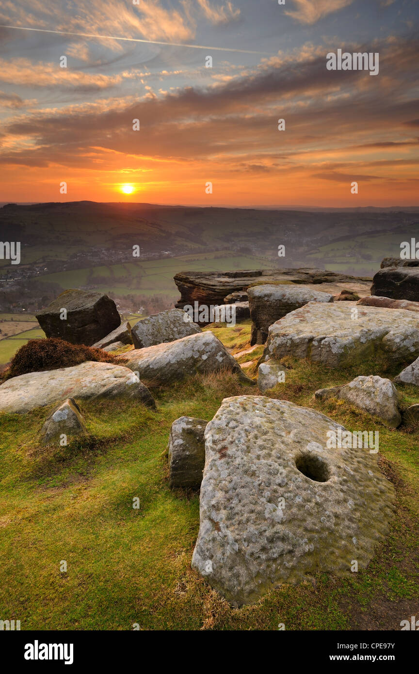 Sonnenuntergang über Mühlsteine, Froggatt und Curbar Rand, Peak District National Park, Derbyshire, England, Vereinigtes Königreich, Europa Stockfoto