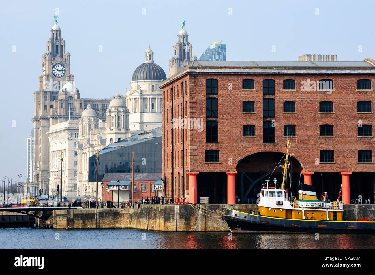 Royal Liver Buildings und Albert Docks, UNESCO-Weltkulturerbe, Liverpool, Merseyside, England, Vereinigtes Königreich, Europa Stockfoto