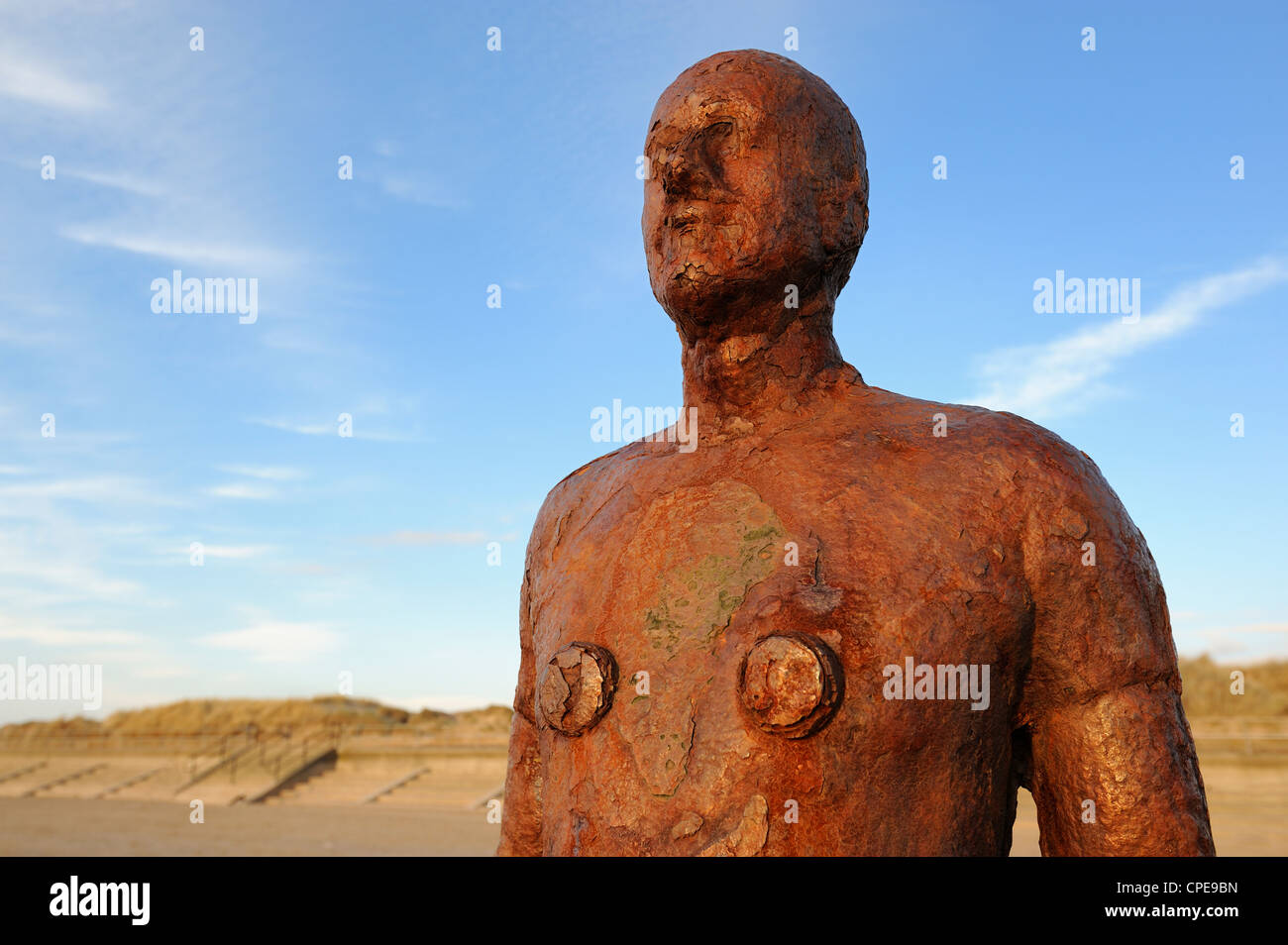Antony Gormley Skulptur, ein weiterer Ort Crosby Strand, Merseyside, England, Vereinigtes Königreich, Europa Stockfoto