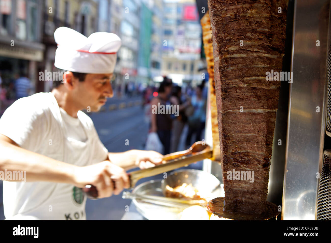Koch Schneiden von Fleisch für Döner, Istanbul, Türkei, Eurasien Stockfoto