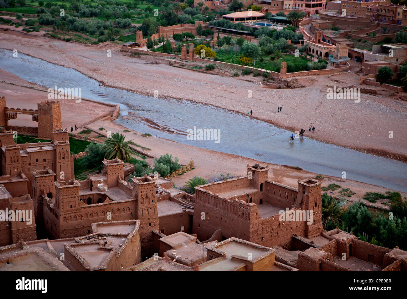 Lookink nach unten auf Kasbah Ait Benhaddou, UNESCO World Heritage Site, Marokko, Nordafrika, Südafrika Stockfoto