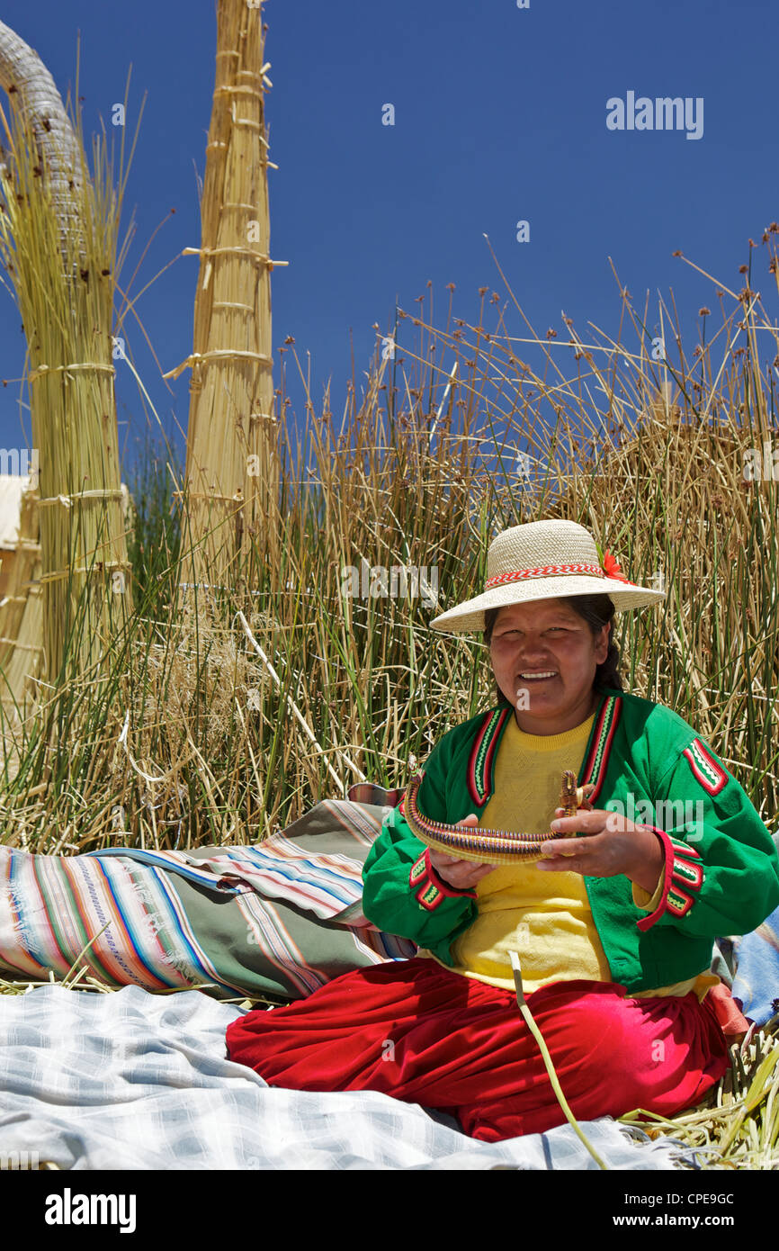 Porträt einer Uros indische Frau, Islas Flotantes (schwimmende Inseln ...