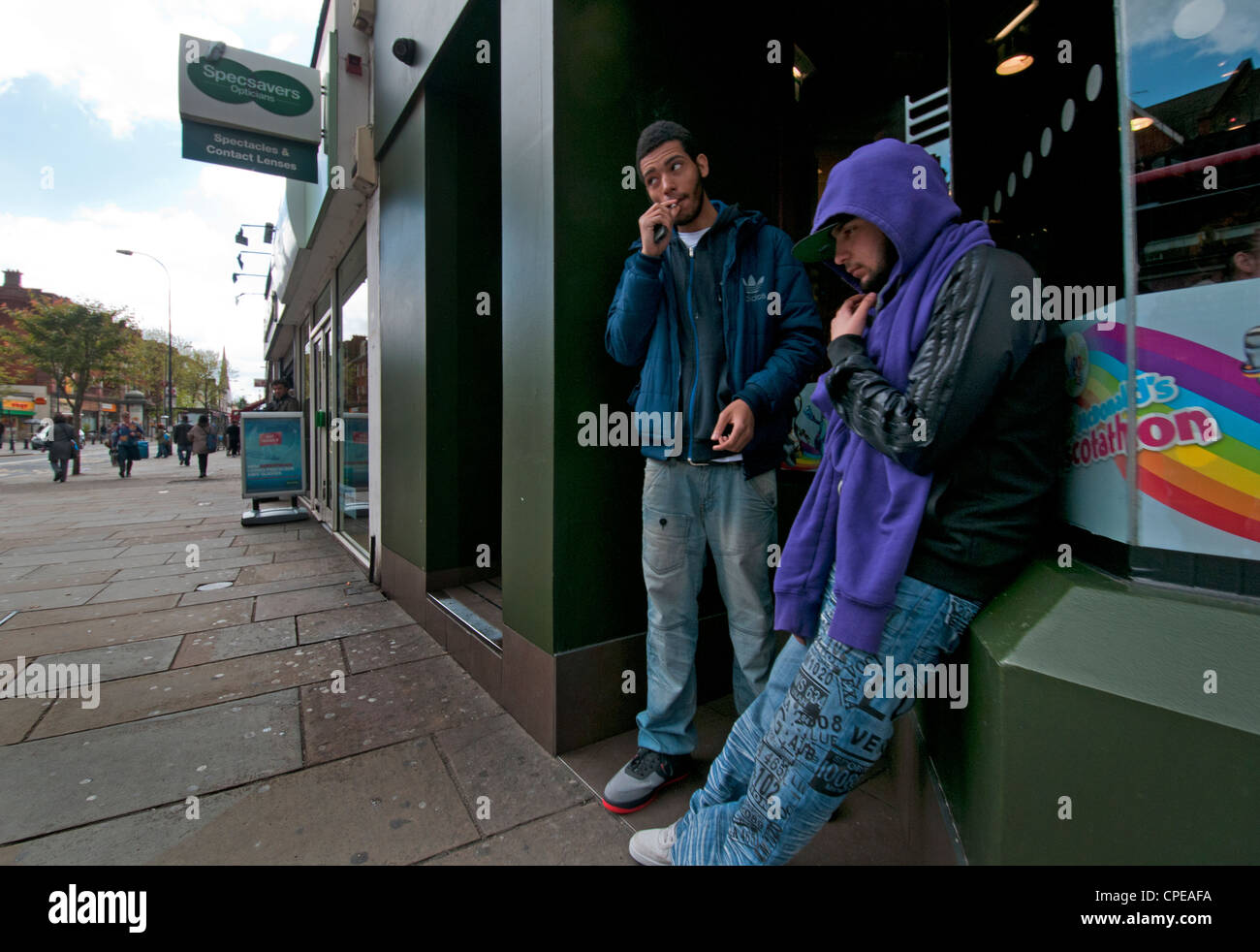 Jugendliche Herumlungern Einkaufsstraßen von Lewisham South London Stockfoto