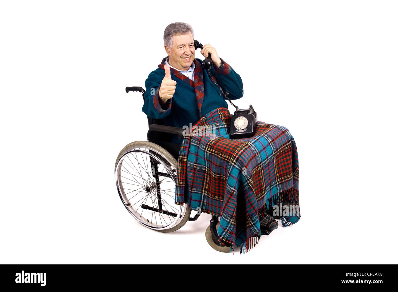 Ältere Menschen glücklich in einem Rollstuhl erhält einen Anruf von seiner Familie Stockfoto