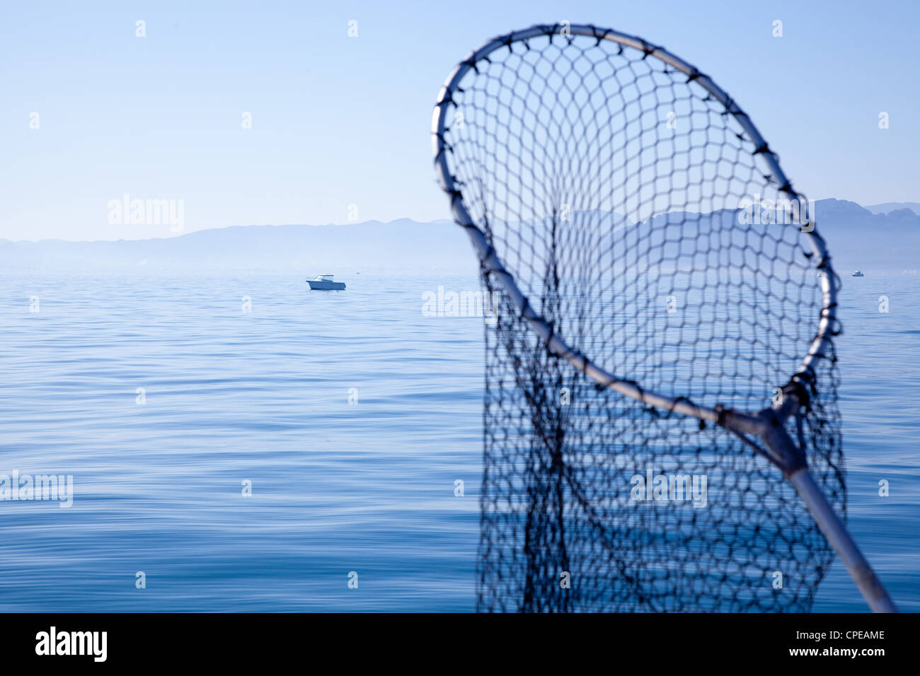 Fischernetz landen im blauen Meer am Mittelmeer Stockfoto