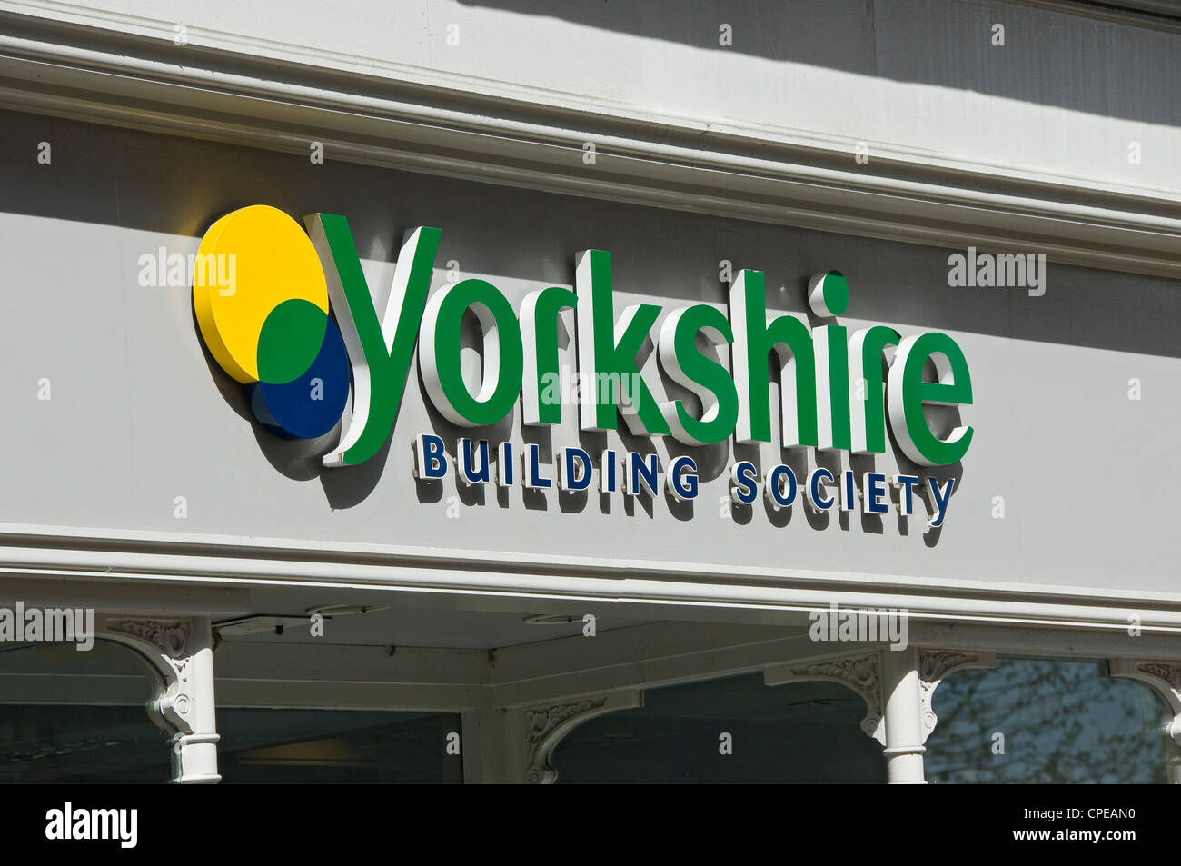 Nahaufnahme von Yorkshire Building Society Bank Schild Richtung Norden Yorkshire England UK Vereinigtes Königreich GB Großbritannien Stockfoto
