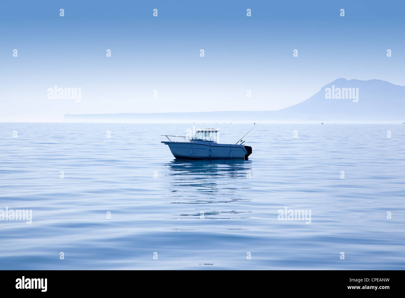 Boot, Angeln im Meer Mittelmeer Denia mit Mongo Berg Stockfoto