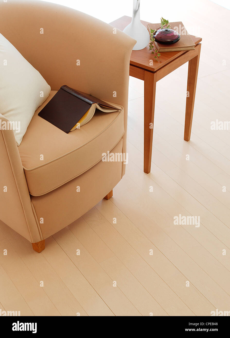 High Angle View Of Sessel mit Tisch Stockfoto