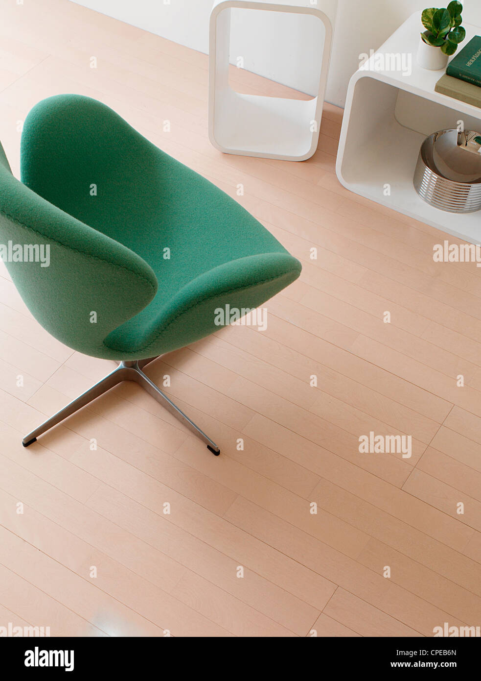 Moderne grüne Sessel und Regal Detail, Draufsicht Stockfoto