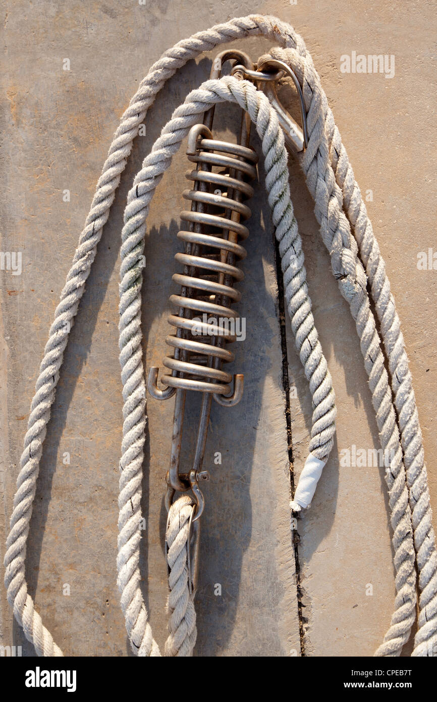 Anlegestelle Frühling Detail mit marine Seile auf dem Boden Stockfoto
