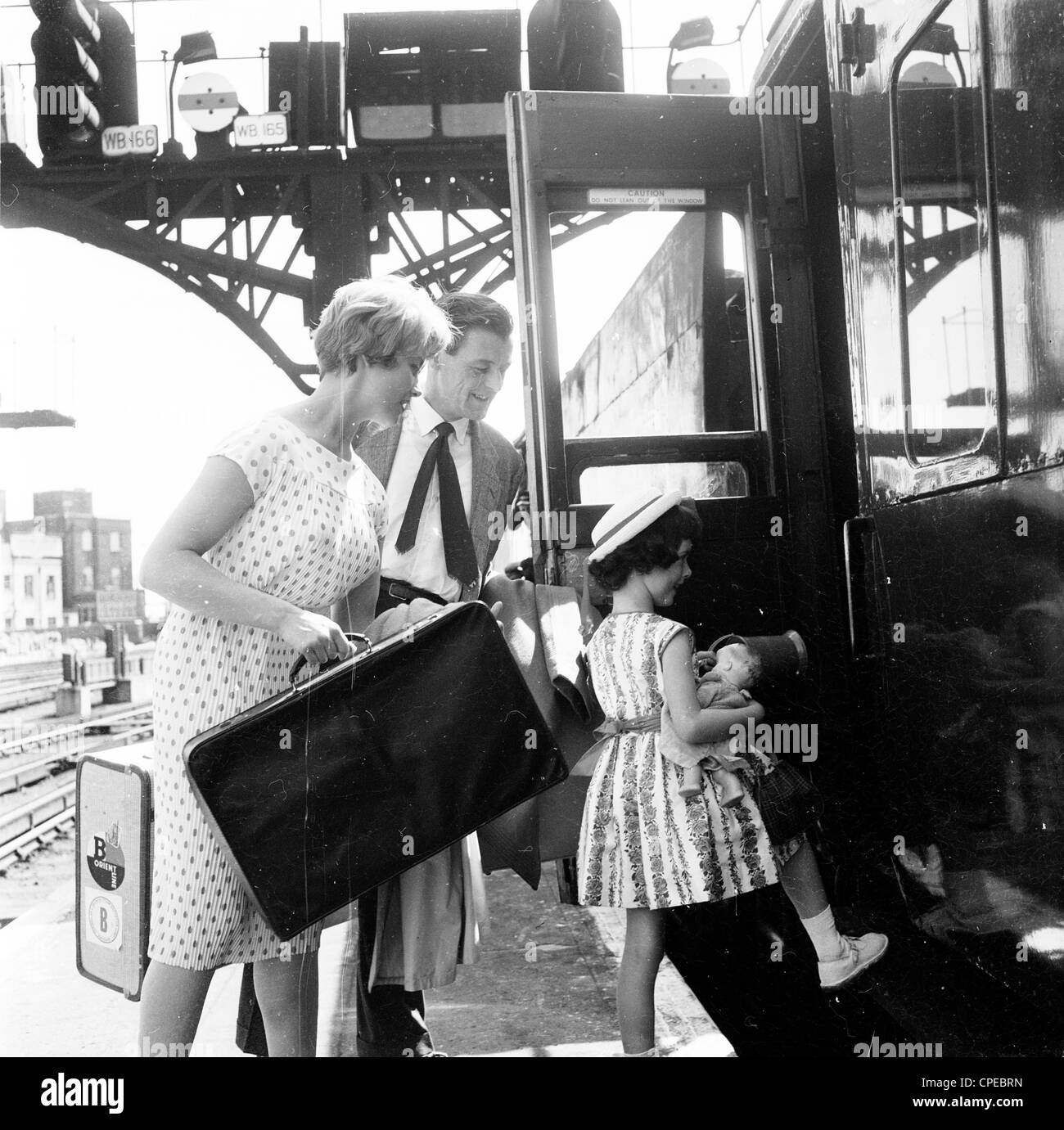 Der 1960er Jahre. Foto, Familie, Mann. Frau und Kind, mit Gepäck an einem Bahnsteig an Bord eines Zuges. Stockfoto