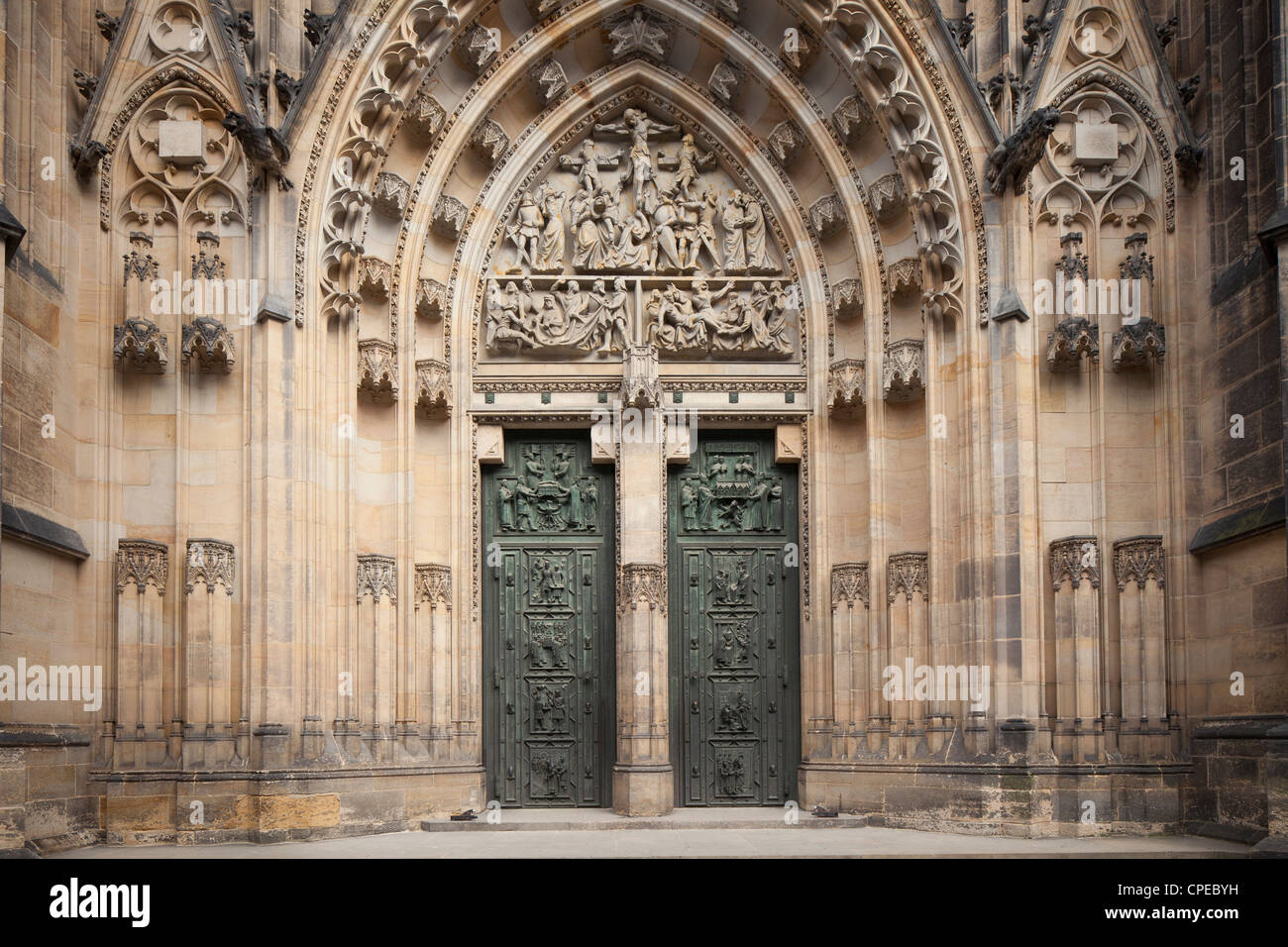 Bronzetüren am Sankt-Veits-Dom. Prag, Tschechische Republik. Stockfoto