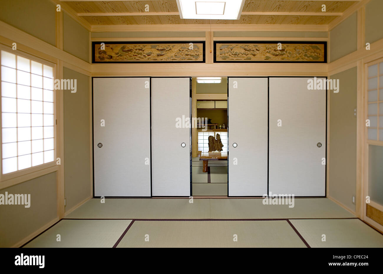 Blick auf traditionelle Zimmer mit Tür Stockfoto
