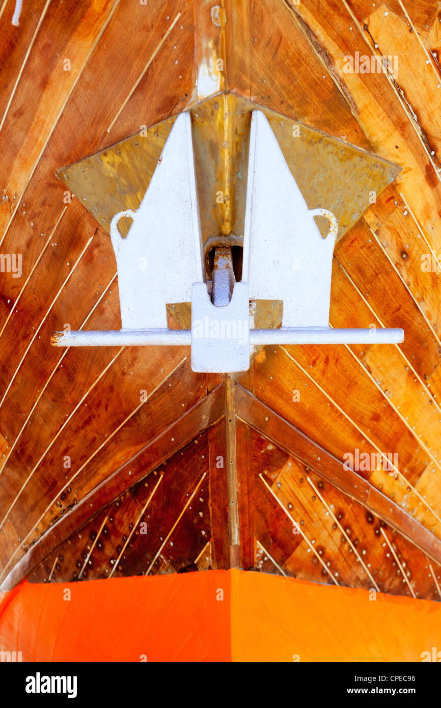 Anker-Detail in silberner Farbe auf einem hölzernen Rumpf-Boot Stockfoto