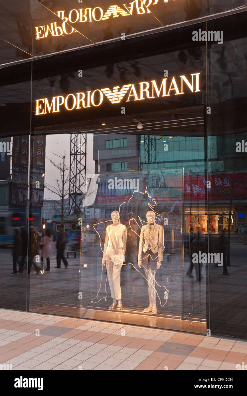 Emporio Armani Schaufenster, Wanfujing Street, Beijing, China, in der Dämmerung beleuchtet. Stockfoto