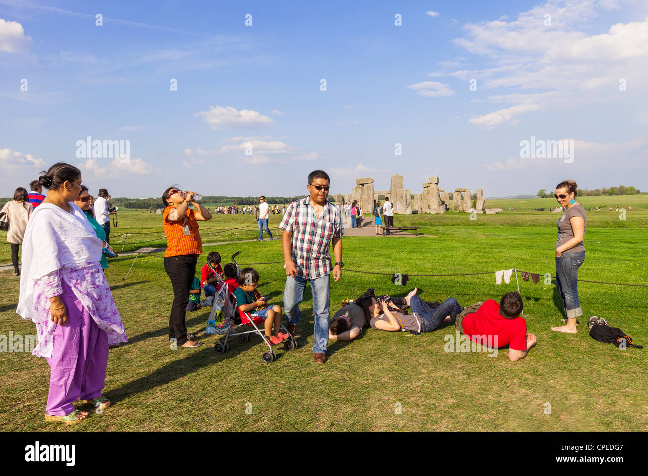 Touristen in Stonehenge, Wiltshire, England. Stockfoto
