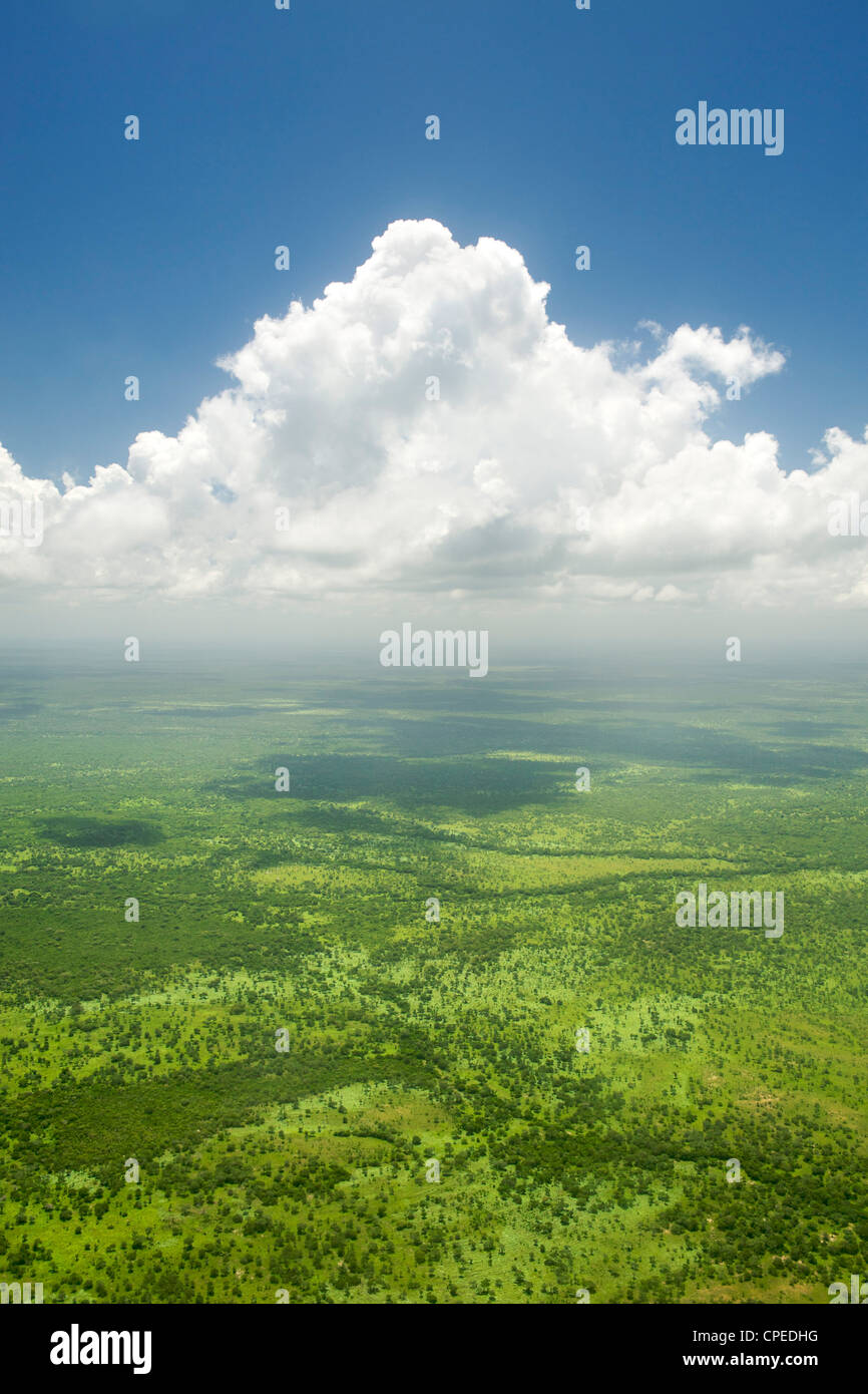 Luftaufnahme von Wolken über den Küstenebenen von Norden Mosambiks. Stockfoto