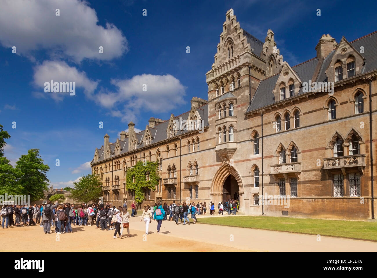 Touristen, die beim Betreten des Gebäudes Wiese am Christ Church College, Oxford. Stockfoto