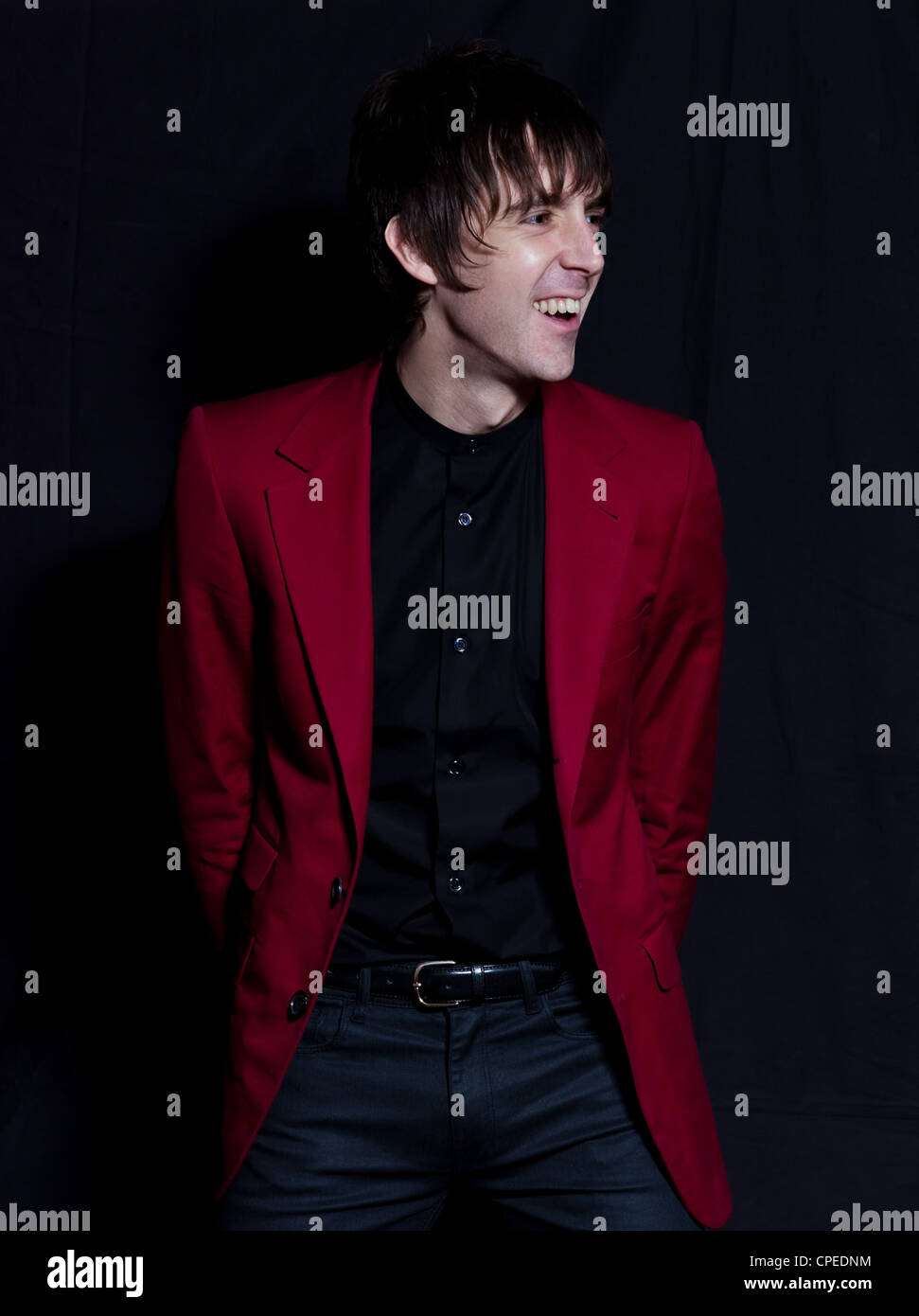 Paris, Frankreich - 3. Februar 2012: Porträt der britischen Indie-Rock-Sängerin Miles Kane auf schwarzen Studio-Hintergrund bei Paris, Frankreich am 3. Februar 2012 Stockfoto