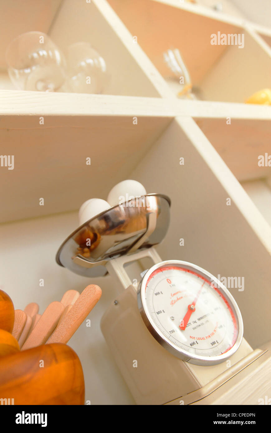 Waage im Küchenregal Stockfoto