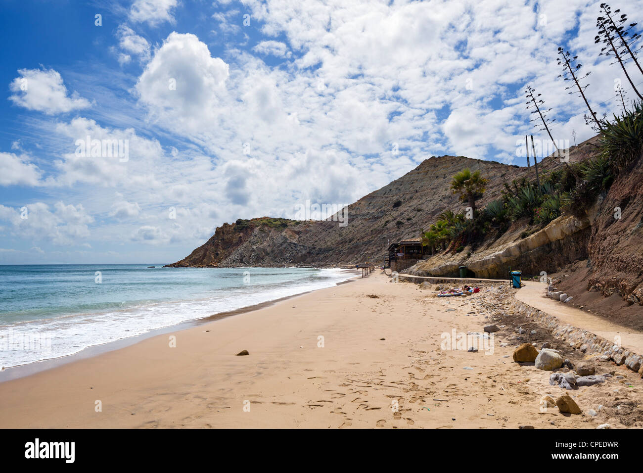 Strand in dem kleinen Fischerdorf Burgau an der Küste zwischen Sagres und Lagos, Algarve, Portugal Stockfoto