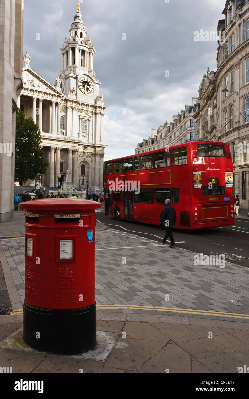 Eine doppelte Säule Kasten außerhalb St. Pauls Cathedral in London. Ein roter Doppeldecker-Bus ist vorüber. Stockfoto