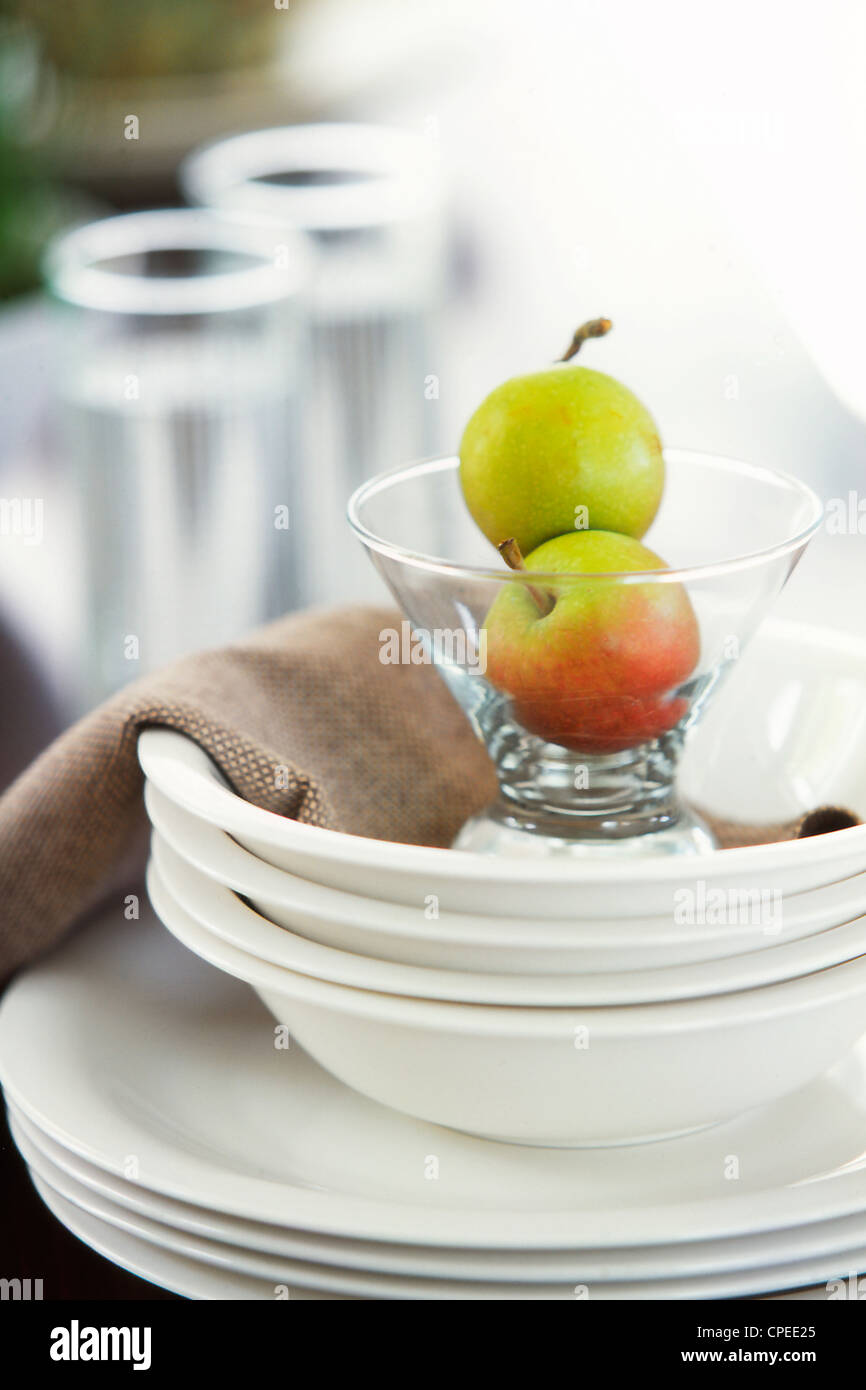 Frische Äpfel und Gerichte Stockfoto