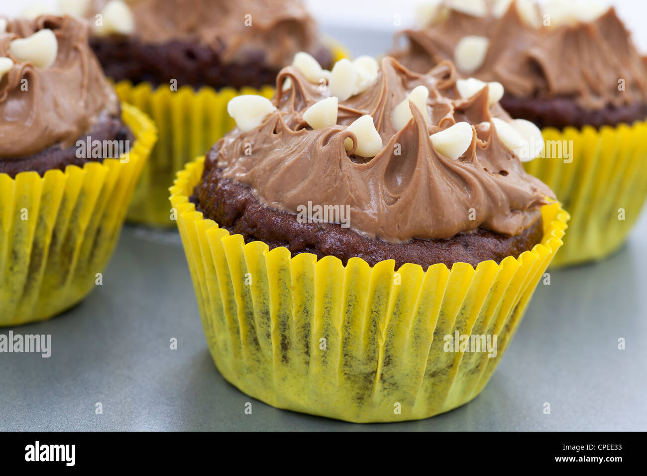 Schokoladentörtchen mit Zuckerguss Milchschokolade und weißer Schokolade-Chips. Stockfoto