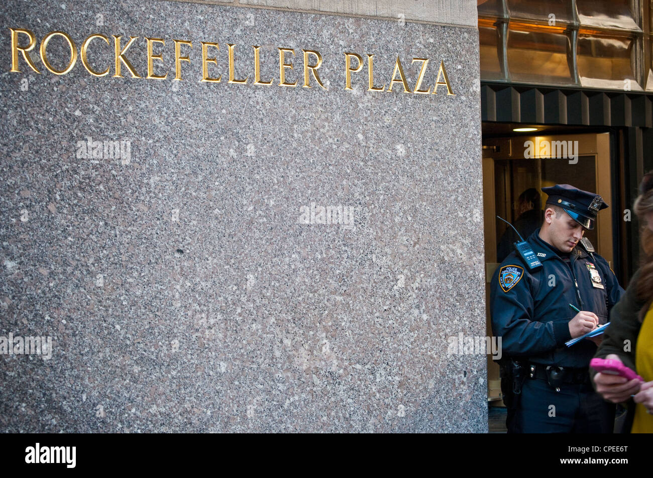 Der Polizist am Eingang zum Rockefeller Center Plaza. Stockfoto