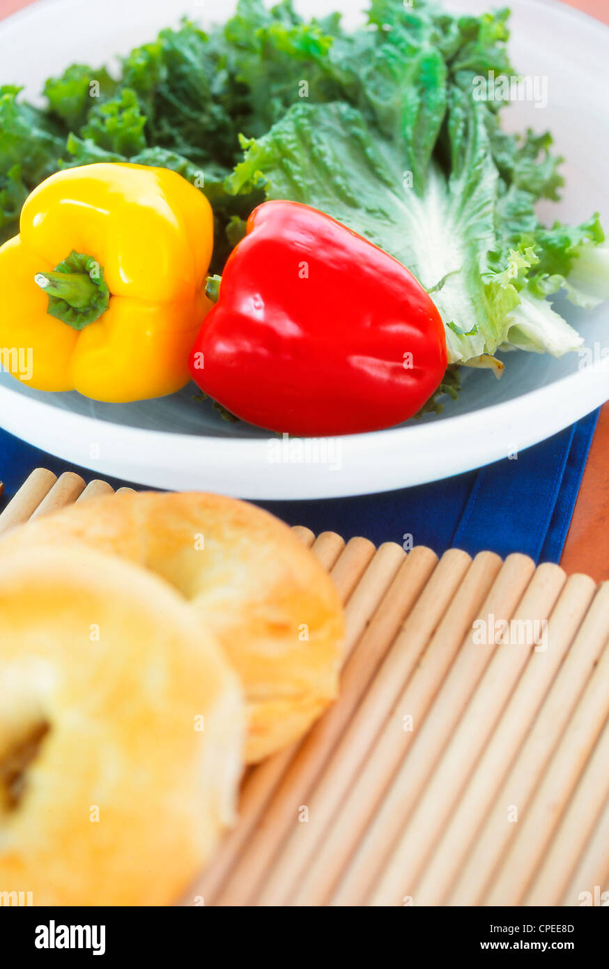 Brötchen, Paprika und Gemüse Blatt Stockfoto