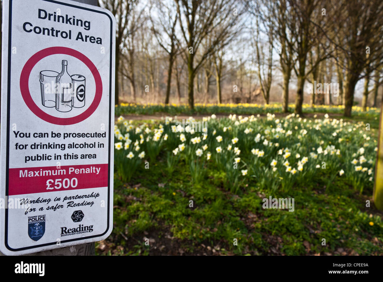 Nahaufnahme eines trinkenden Steuerelements sind Zeichen in einem öffentlichen Park in Reading, Berkshire Stockfoto