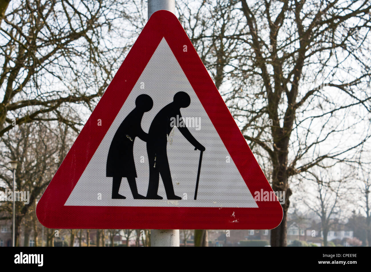 Eine rote dreieckige Verkehrszeichen Warnung der gebrechliche Fußgänger überqueren voraussichtlich Weg in die Zukunft. Stockfoto