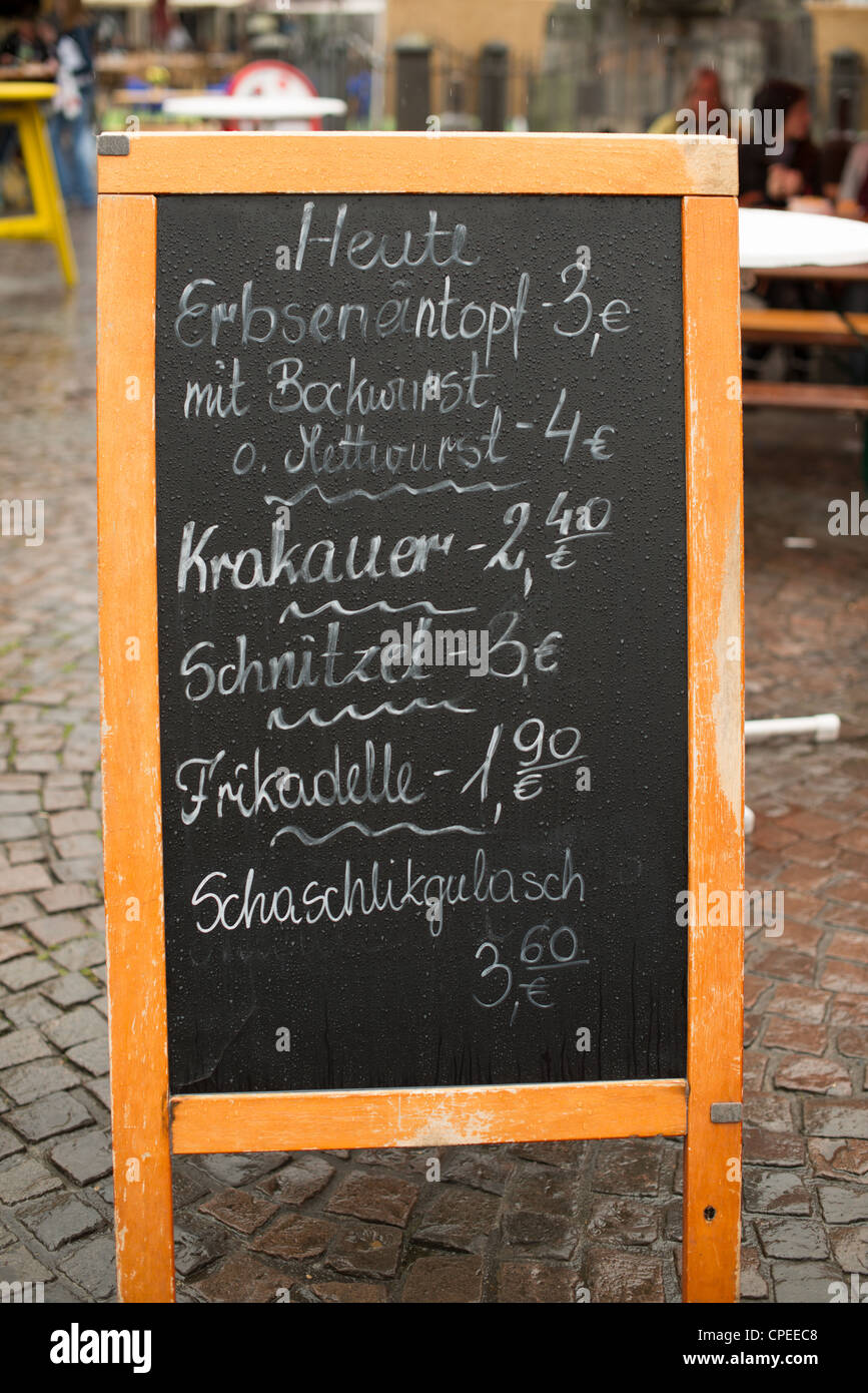 Deutsche Speisekarte an Bord auf der Straße mit Preisen in euro Stockfoto
