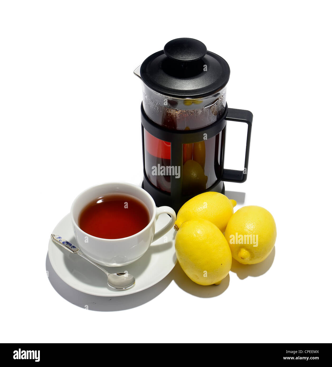 Tasse Tee, Wasserkocher und drei Zitronen, isoliert auf weiss Stockfoto
