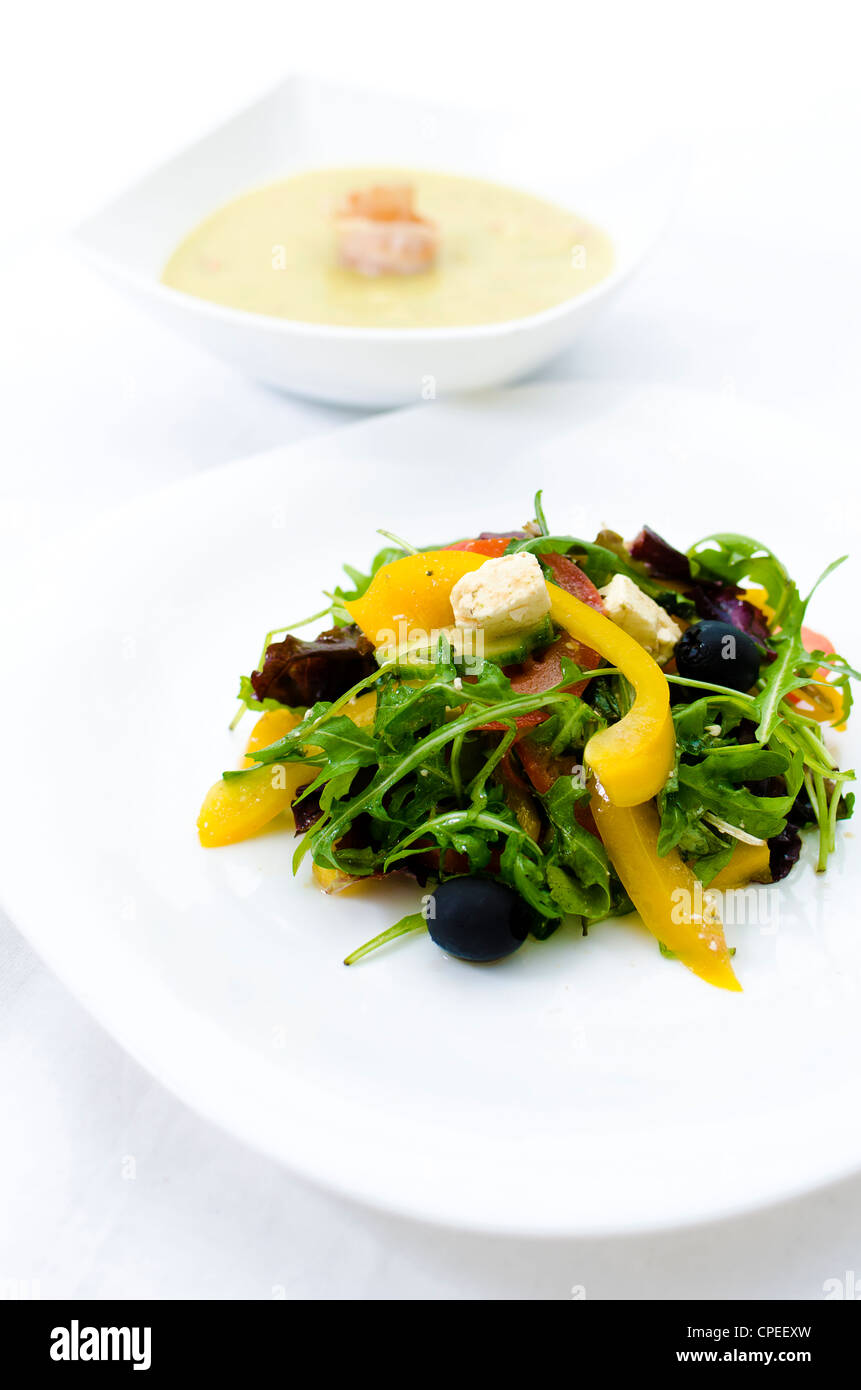 Griechischer Salat mit Brokkoli Creme Suppe Stockfoto