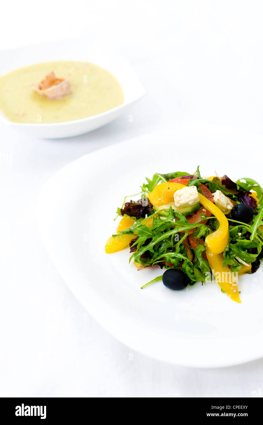 Griechischer Salat mit Brokkoli Creme Suppe Stockfoto