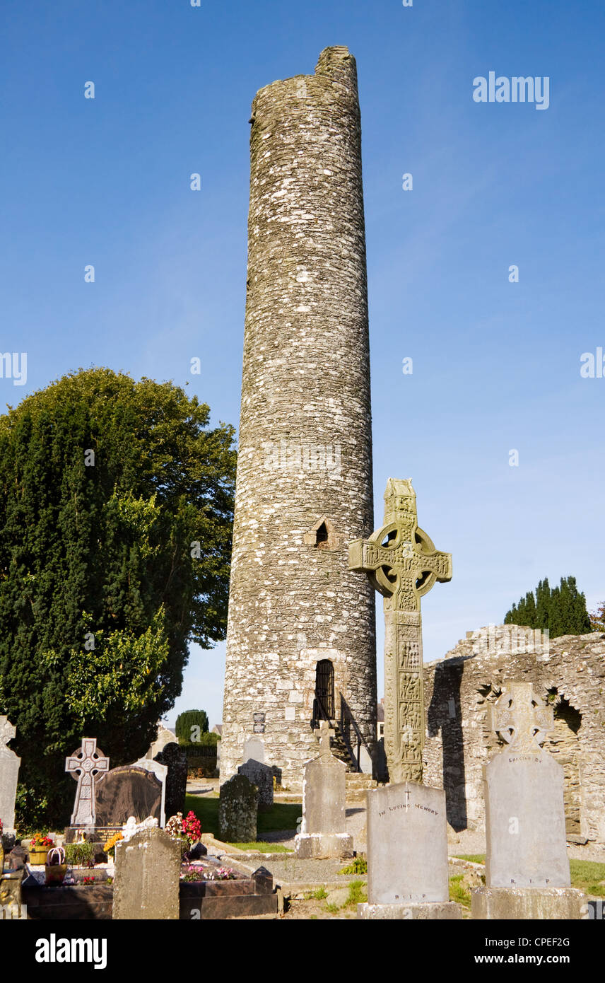 Monasterboice - frühe Klostersiedlung in Irland. Blick auf den runden Turm und Muirdeachs hohe Keltisches Kreuz. Stockfoto