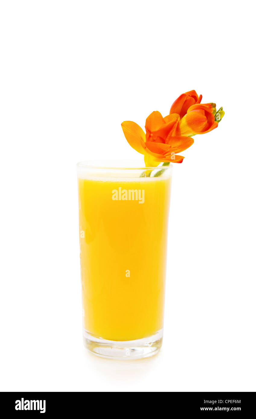 Gesunde Getränke - Glas frisch gepressten Orangensaft mit Freesie Blume isoliert auf weiss. Stockfoto