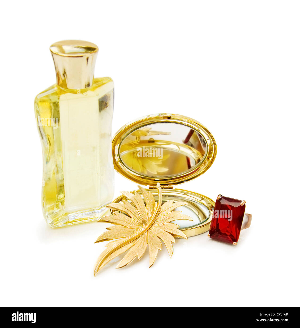 Luxus-Geschenk für die Feier einen besonderen Tag mit Flasche Parfüm,  goldene Spiegel und roten Rubin Ring. Weißem Hintergrund Stockfotografie -  Alamy