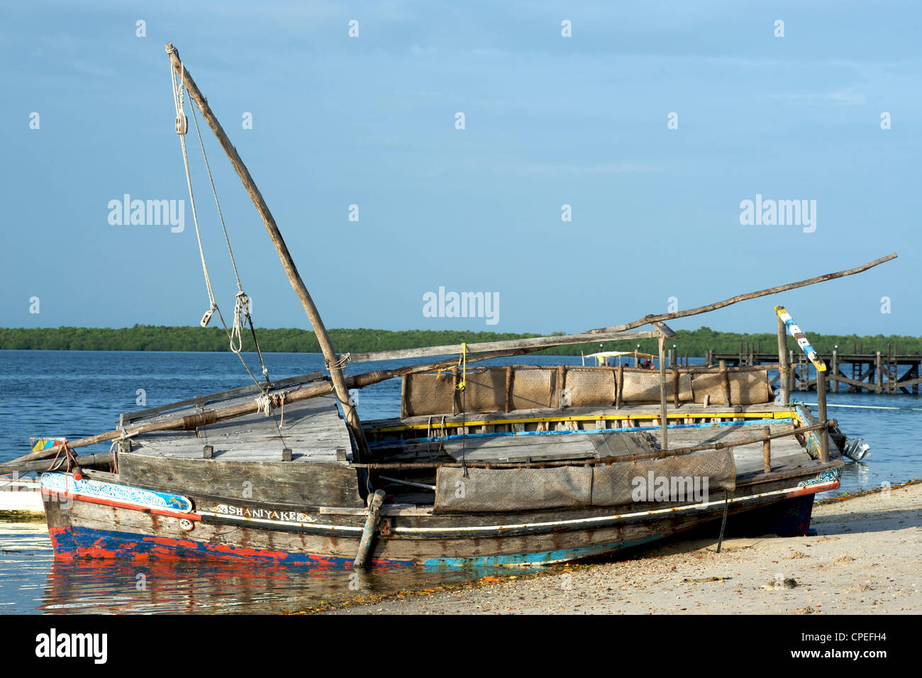 Boot am Ufer des Ibo-Insel in der Quirimbas Archipel vor der Küste von Norden Mosambiks. Stockfoto